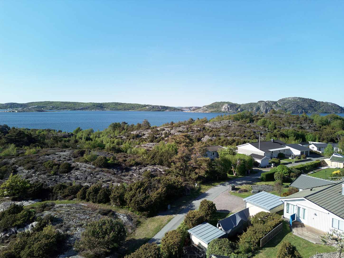 Utsikt över hus, hav och himmel; en vacker sommardag i Sverige