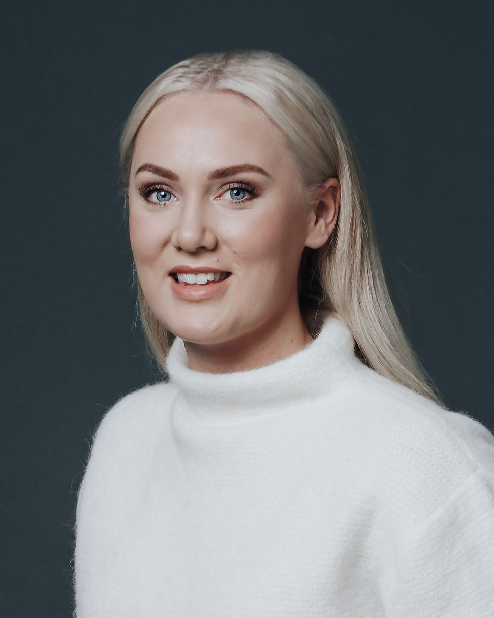 Petra Greby, kvinna med halvlångt hår och glasögon ler mot kameran