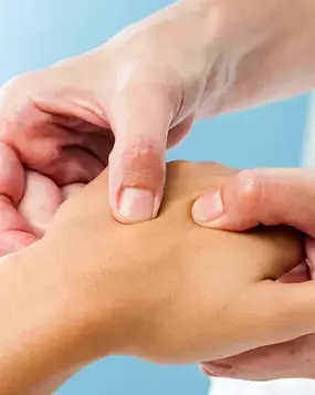 massaggio-alle-mani.webp