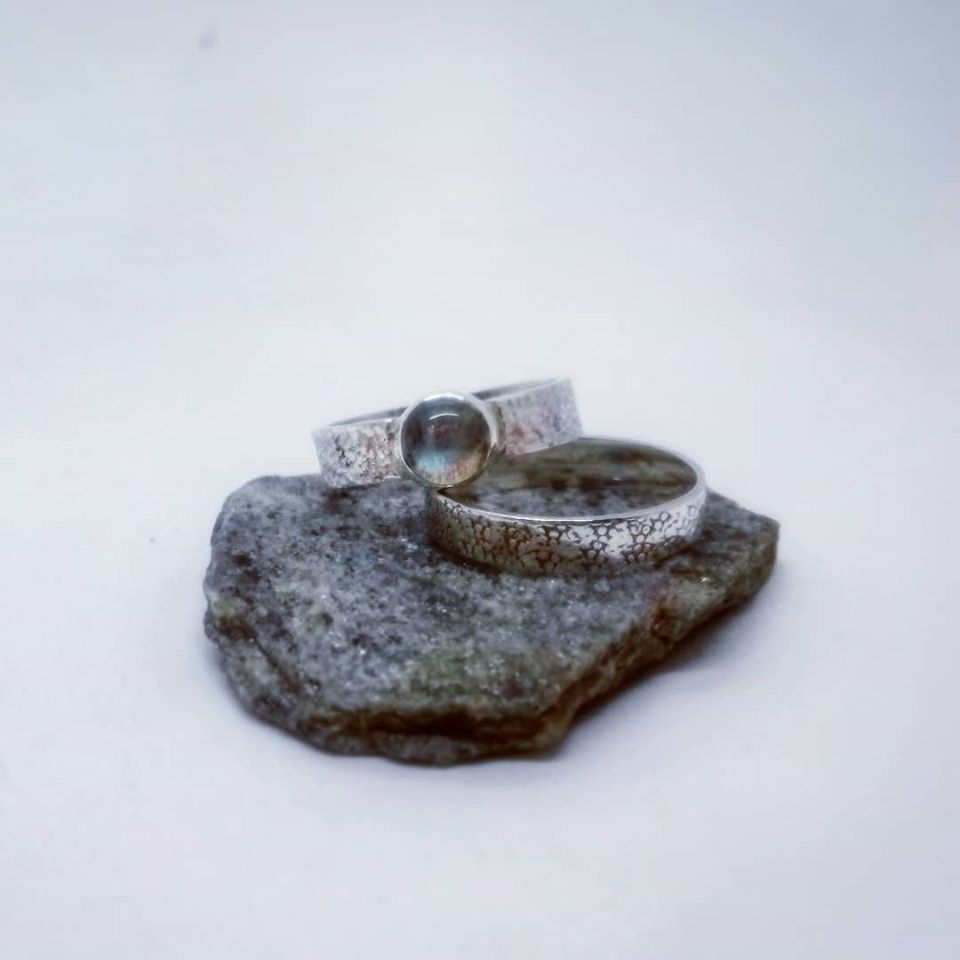 Bague ciselée avec labradorite et anneau ciselé