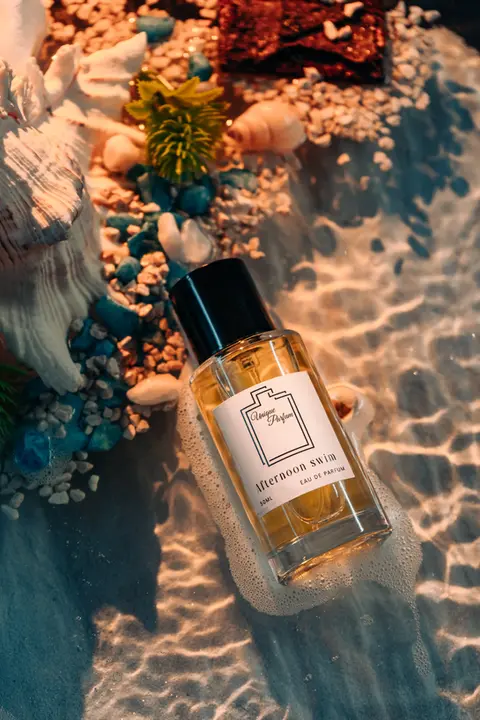 Parfümflasche im Sonnenuntergang im Wasser, Studiosetting