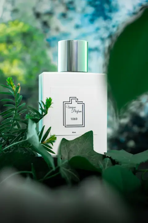 Eine Parfümflasche in einem Studiosetting