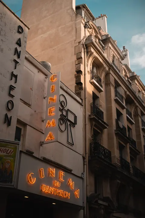 Ein "Cinema"-Neonschild vor einem Altbau