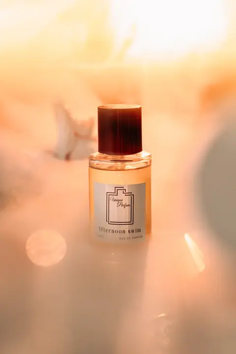 Parfümflasche im Sonnenuntergang im Wasser, Studiosetting