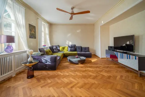 Innenaufnahme des Wohnzimmers eines Anwesens