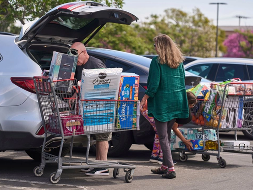 Golpeada por guerras comerciales de Trump, economía de EU cae 0.2%