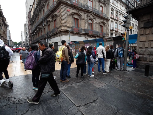 Comerciantes del Centro Histórico intentan bloquear paso a camión de la CNTE