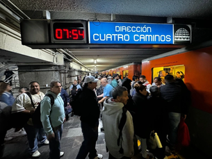 Reporta el Metro "alta afluencia" en siete líneas y "mayores tiempos de espera"