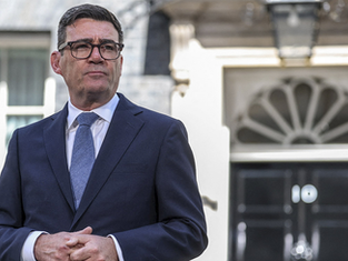 Andy Burnham toma posesión como primer ministro de Reino Unido; promete nuevo modelo político y económico