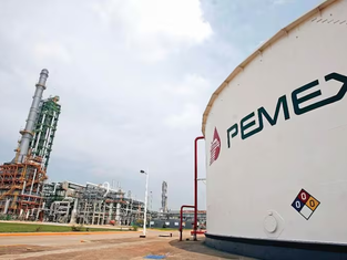 Jubilados de Pemex bloquean terminal en Ciudad Juárez por suspensión del servicio médico