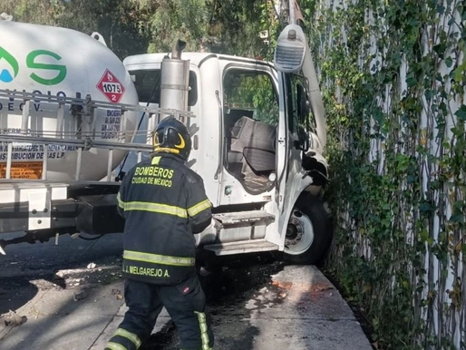Choca pipa contra transporte público en Lomas de Chapultepec