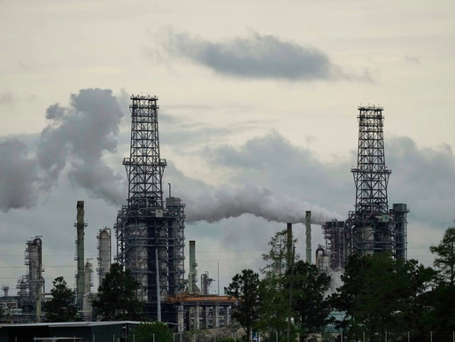 Petróleo y dólar operan con pérdidas; oro marca récord por guerra comercial