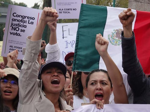 López Obrador dice a universitarios que los "engañan" para protestar contra su reforma judicial