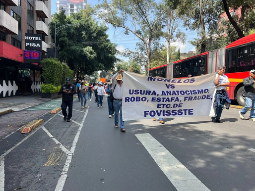 Maestros y ex policías federales demandan al Issste solución a hipotecas impagables