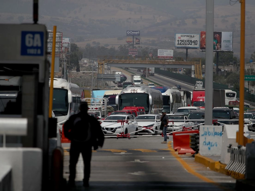 Familiares de reclusos bloquean la autopista México-Puebla; acusan extorsiones