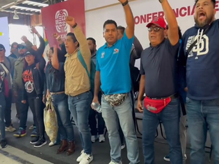 CNTE exige pago a maestros de 800 mdp y revienta conferencia del gobernador de Oaxaca, Salomón Jara