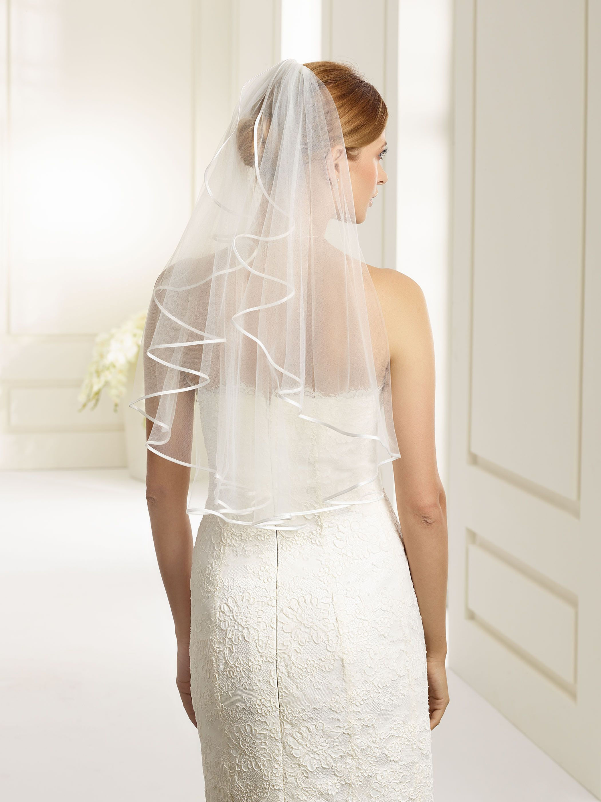 Bianco Evento Satin trim veil S6