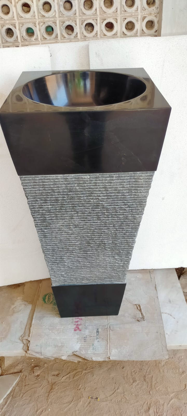 थंबनेल: Black Marble Chieseled Standing Bathroom Sink, Pedestal Washbasin Sink
