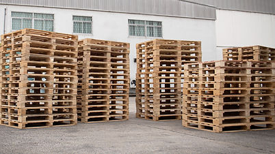 filas de tarimas de madera apiladas