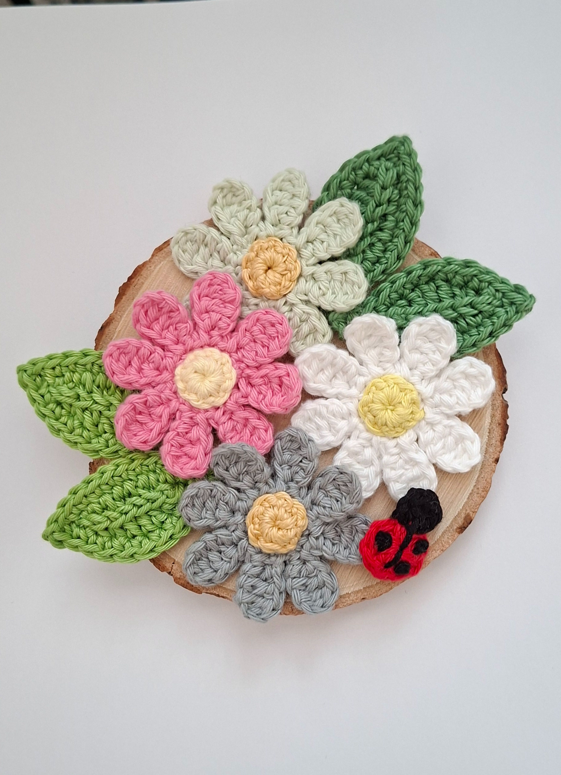 Handmade Crochet Daisies Flowers & Leaves Embellishments for Sewing Crafts