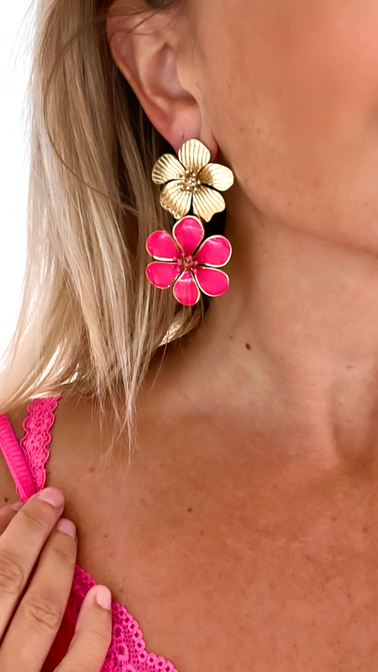 Boucles d’oreilles camélia fushia or