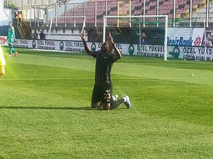 Rodallega figura con Akhisar: hizo doblete en el 3-1 sobre Bursaspor