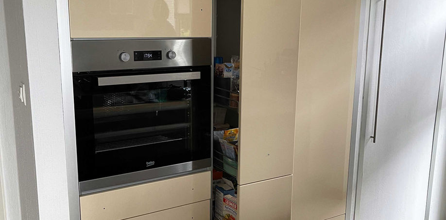 Eine Küchenwand in einer Küche, hellbraune Farbe