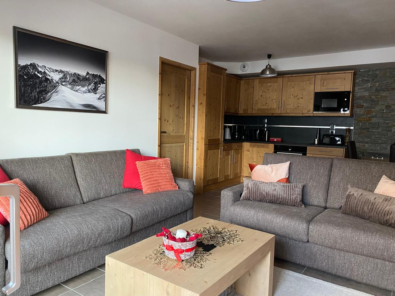 Séjour de l'appartement avec vue sur la vallée de Valmorel