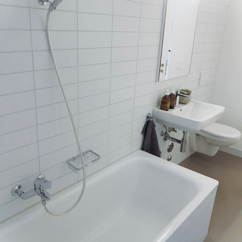 BATHROOM WITH BATHTUBE ( WITH POSSIBILITY TO SHOWER)