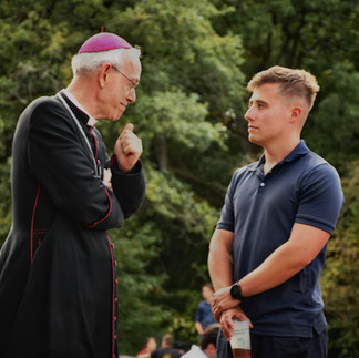 Mgr Athanasius Schneider donnant une conférence à l’université d’été catholique
