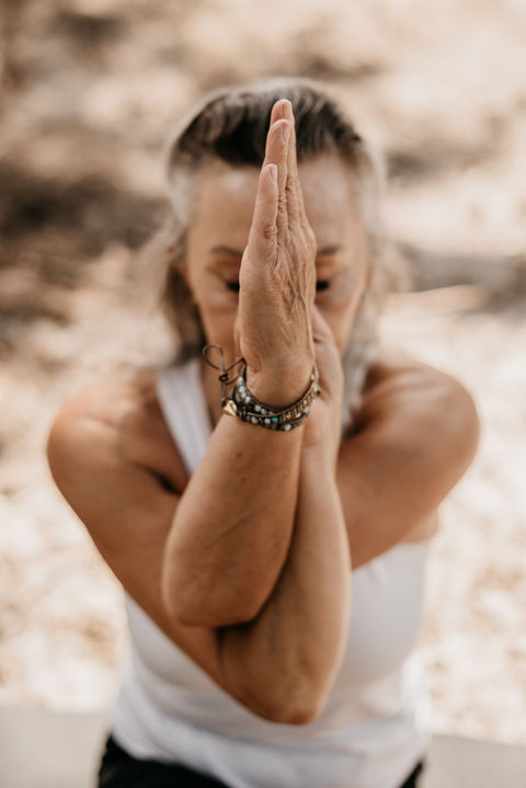 Detail yogadocent vastgelegd tijdens brandingshoot Breda