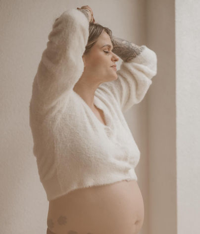 Creatieve en artistieke zwangerschapsfotografie om te vieren dat er leven groeit