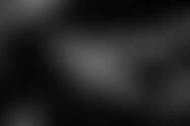 Moeder die hand op haar buik legt tussen de weeen door.