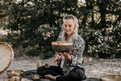 Vrouwelijke yogadocent soundhealing brandingshoot