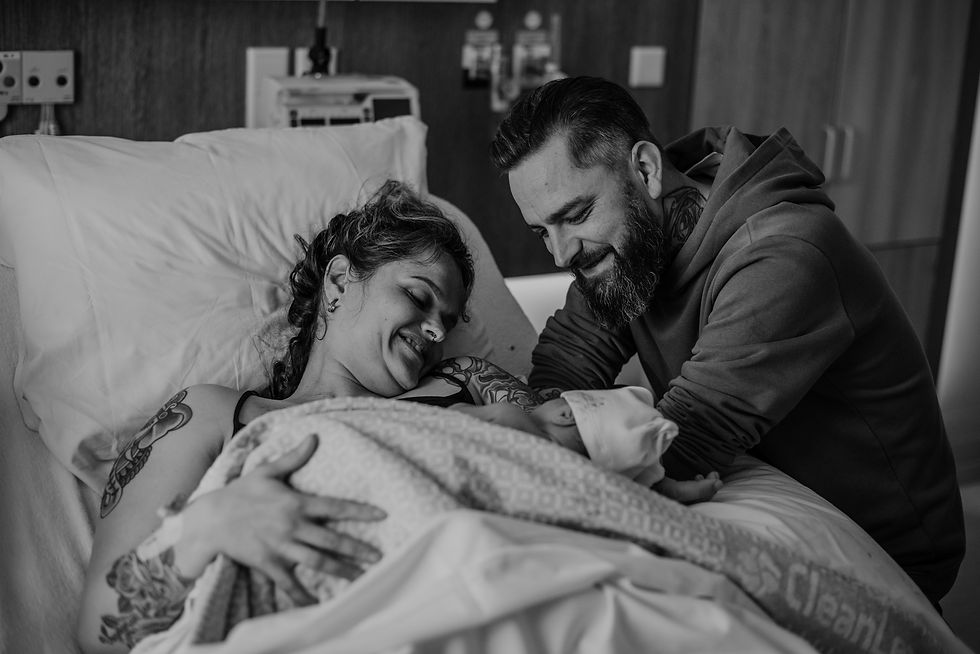 Gouden uur na de bevalling, bij moeder op de borst huid op huid samen jullie kindje bewonderen in Bergen op Zoom