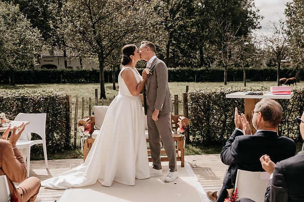 Eerste kus tijdens ceremonie, thuisbruiloft in Breda