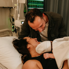 Liefdevol moment vastgelegd door geboortefotograaf Etten-Leur