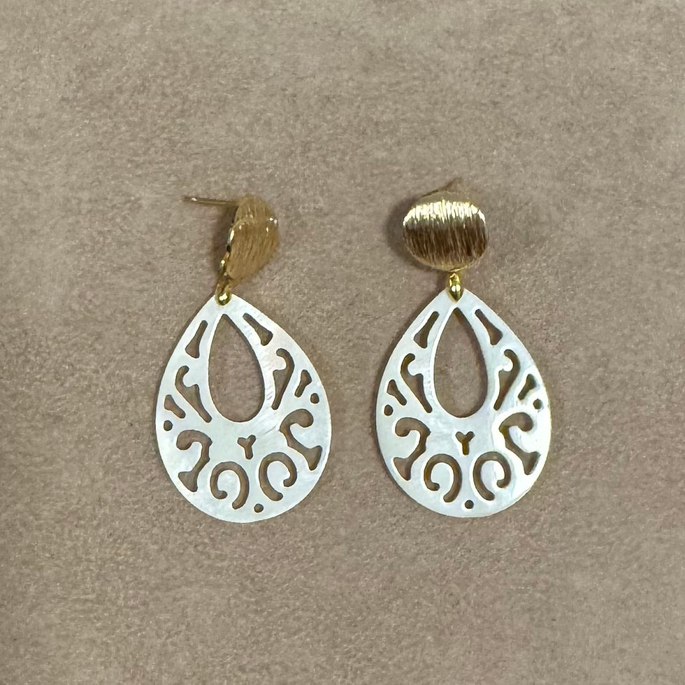 Capri Ohrringe aus Perlmutt mit filigranen Ornamentmuster und vergoldetem Stecker