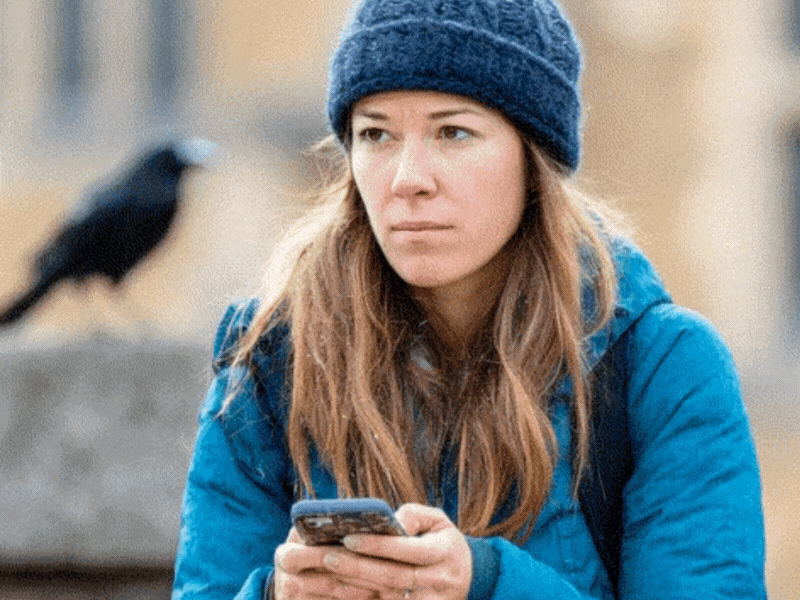 En kvinne som ser på mobilen