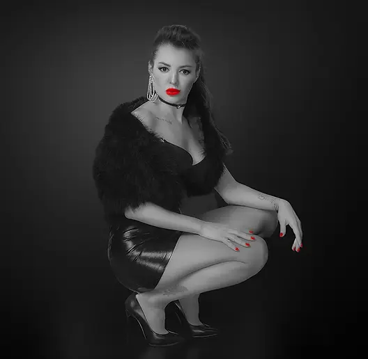 Stilvolles Studiofoto von Viktoriya D’Angelo im schwarzen Outfit – starke Pose mit roten Akzenten, fotografiert für Scalp Swiss von FRAMEART