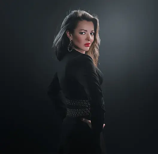 Portraitfoto von Viktoriya D’Angelo in schwarzem Outfit – stilvolle Studioaufnahme für Scalp Swiss mit starker Ausstrahlung und hochwertiger Lichtinszenierung