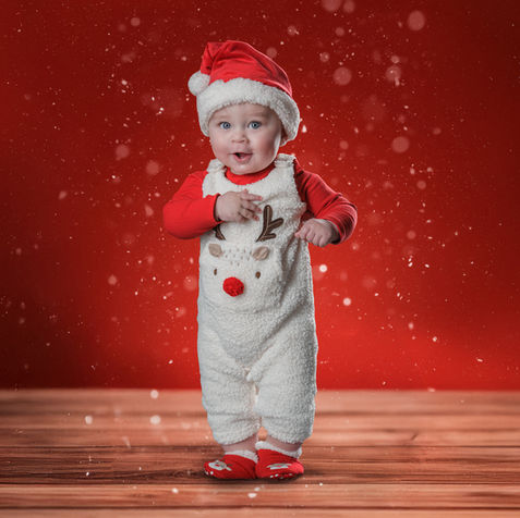Weihnachtliches Babyshooting mit rotem Hintergrund im Fotostudio in Altdorf Uri vom professionellen Fotografen