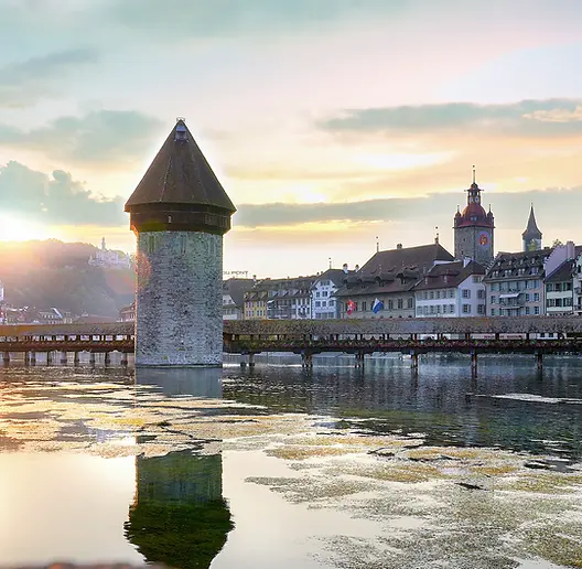 Historische Kapellbrücke in Luzern zur goldenen Stunde – Lichtreflexe und Stadtromantik