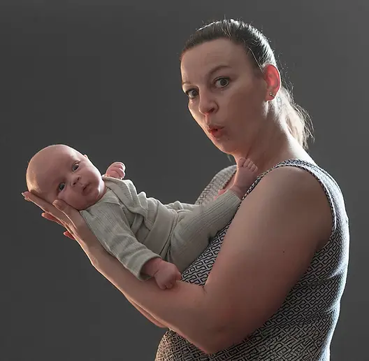babyshooting-mutter-verspielt-studiofoto-frameart.webp