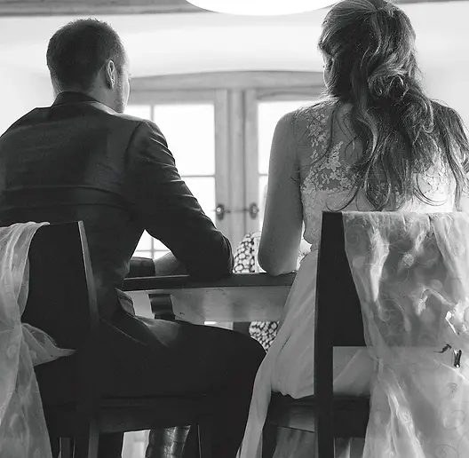 Stimmungsvolles Hochzeitsfoto von hinten, aufgenommen im Schloss A Pro in Seedorf, festgehalten vom Hochzeitsfotograf FRAMEART aus Uri.