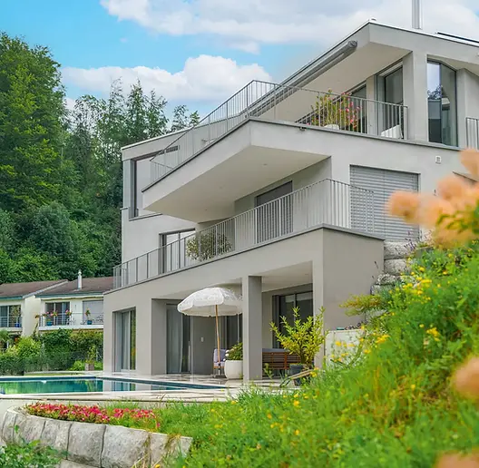 Architekturfotografie eines modernen Einfamilienhauses mit Pool in Horw bei Luzern – Fotografie für Poly Bau AG mit Fokus auf klare Linien und Details.