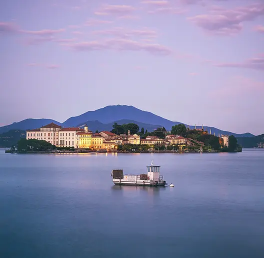 Abendliche Stimmung über dem Lago Maggiore mit Blick auf die Borromäischen Inseln – romantisches Lichtspiel