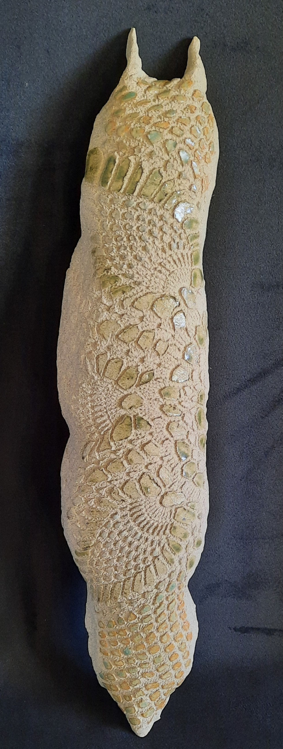 Grès chamotté sur forme libre, empreintes dentelles, emaillage partiel