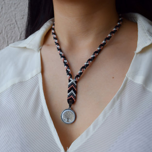 collar artesanal tejido a mano por artesanas triqui con dije de árbol de la vida, accesorios artesanales