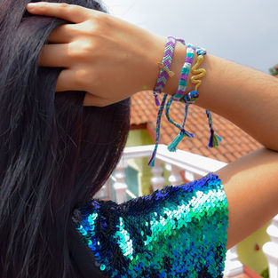 Combo de 3 pulseras artesanales tejidas a mano por artesanas triqui con dijes de chapa de oro, en tonos azules y morados
